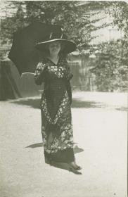 Frau in Kleid auf dem Rennplatz