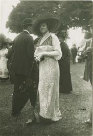 Frau in Kleid auf dem Rennplatz