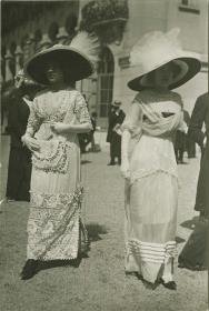 Frauen in Kleidern auf dem Rennplatz