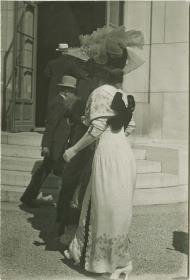 Frau in Kleid auf dem Rennplatz