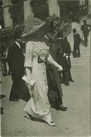 Frau in Kleid auf dem Rennplatz