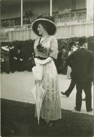 Frau in Kleid auf dem Rennplatz