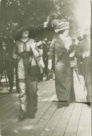 Frauen in Kleid und Ensemble auf dem Rennplatz