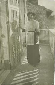 Frau in Kleid auf Balkon