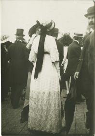 Frau in Kleid auf dem Rennplatz