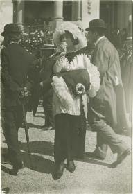 Frau in Kleid auf dem Rennplatz