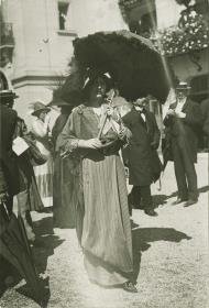 Frau in Kleid auf dem Rennplatz