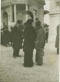 Frauen in Mänteln auf dem Rennplatz