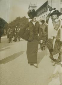 Frau in Kostüm und Frau in Kleid auf dem Rennplatz