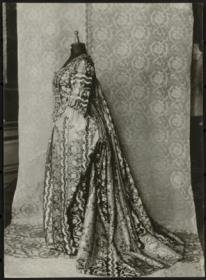 Damenkleid des 18. Jahrhunderts, Ausstellung 200 Jahre Kleiderkunst