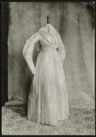 Damenkleid des 19. Jahrhunderts,  Ausstellung 200 Jahre Kleiderkunst
