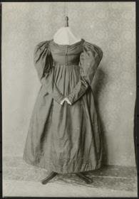 Damenkleid des 19. Jahrhunderts,  Ausstellung 200 Jahre Kleiderkunst