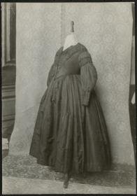 Damenkleid des 19. Jahrhunderts, Ausstellung 200 Jahre Kleiderkunst