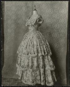 Damenkleid des 19. Jahrhunderts,  Ausstellung 200 Jahre Kleiderkunst