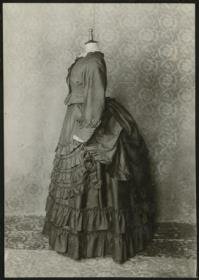 Damenkleid des 19. Jahrhunderts,  Ausstellung 200 Jahre Kleiderkunst