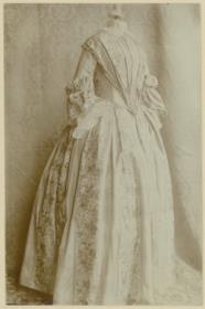 Damenkleid des 19. Jahrhunderts, Ausstellung 200 Jahre Kleiderkunst