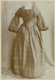 Damenkleid des 19. Jahrhunderts, Ausstellung 200 Jahre Kleiderkunst