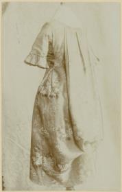 Damenkleid des 18. Jahrhunderts, Ausstellung 200 Jahre Kleiderkunst