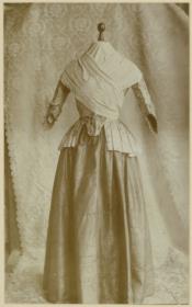 Damenensemble des 18. Jahrhunderts, Ausstellung 200 Jahre Kleiderkunst