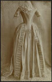 Damenkleid des 18. Jahrhunderts, Ausstellung 200 Jahre Kleiderkunst
