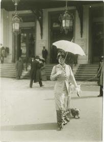 Frau in Ensemble auf dem Rennplatz