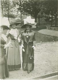 Frauen in Ensembles auf dem Rennplatz