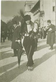 Frau in Kostüm auf dem Rennplatz