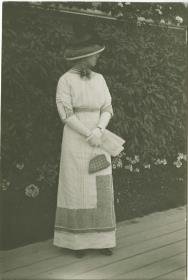 Frau in Kleid auf dem Rennplatz