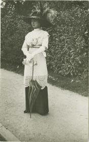 Frau in Kleid auf dem Rennplatz