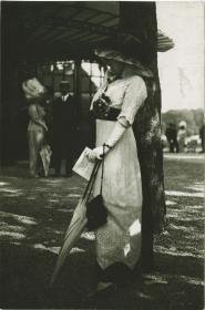 Frau in Kleid auf dem Rennplatz