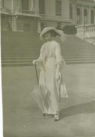 Frau in Ensemble auf dem Rennplatz