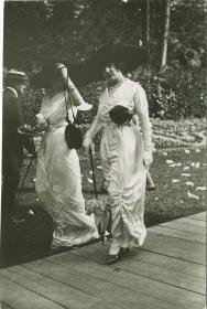 Frauen in Kleidern auf dem Rennplatz
