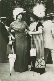 Frauen in Kleidern auf dem Rennplatz