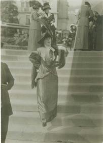 Frau in Ensemble auf dem Rennplatz