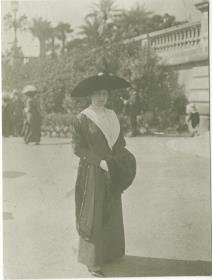Frau in Kleid auf dem Rennplatz
