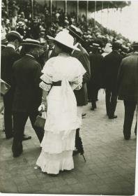 Frau in Kleid auf dem Rennplatz