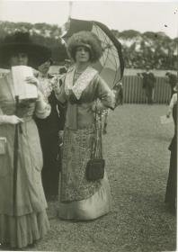 Frauen in Ensembles auf dem Rennplatz