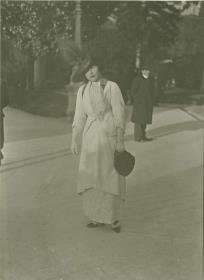 Frau in Ensemble auf dem Rennplatz