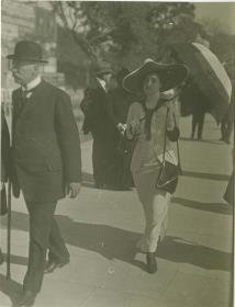 Frau in Ensemble auf dem Rennplatz