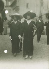 Frauen in Kostümen auf dem Rennplatz