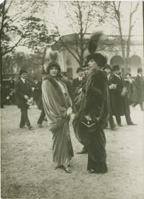 Frauen in Kleidern auf dem Rennplatz