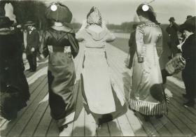 Frauen in Kleidern auf dem Rennplatz