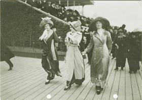 Frauen in Kleidern auf dem Rennplatz