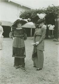 Frauen in Kleidern auf dem Rennplatz