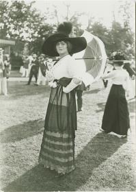Frau in Ensemble auf dem Rennplatz