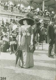 Frau in Kleid auf dem Rennplatz