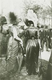 Frauen in Kleidern auf dem Rennplatz