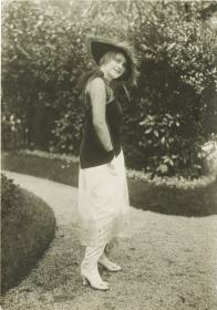 Frau in Kleid auf dem Rennplatz