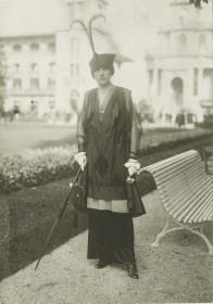 Frau in Kleid auf dem Rennplatz