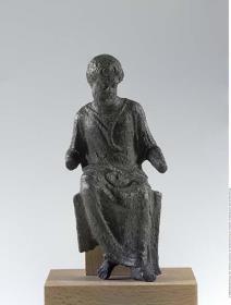 Klassische Statuette eines sitzenden, bärtigen Philosophen